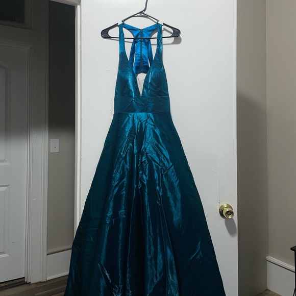 size 16 , open back and pockets on the side . Tight on top loose on bottom - Picture 3 of 5